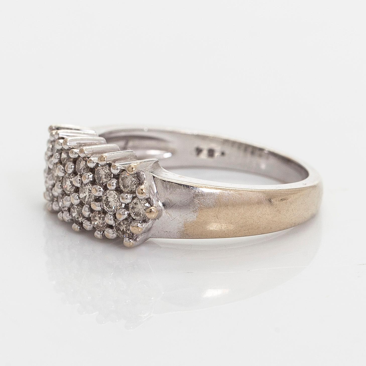 Ring, briljantslipade diamanter, 18K vitguld, England.