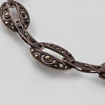 COLLIER, silver samt markasiter, imporstämplat. Vikt 18,3 gram.