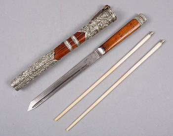 BESTICKTROUSSE, Kina. 1900-tal.