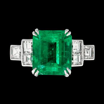 1051. RING med smaragdslipad smaragd 4.56 ct samt carréslipade diamanter totalt 0.90 ct.