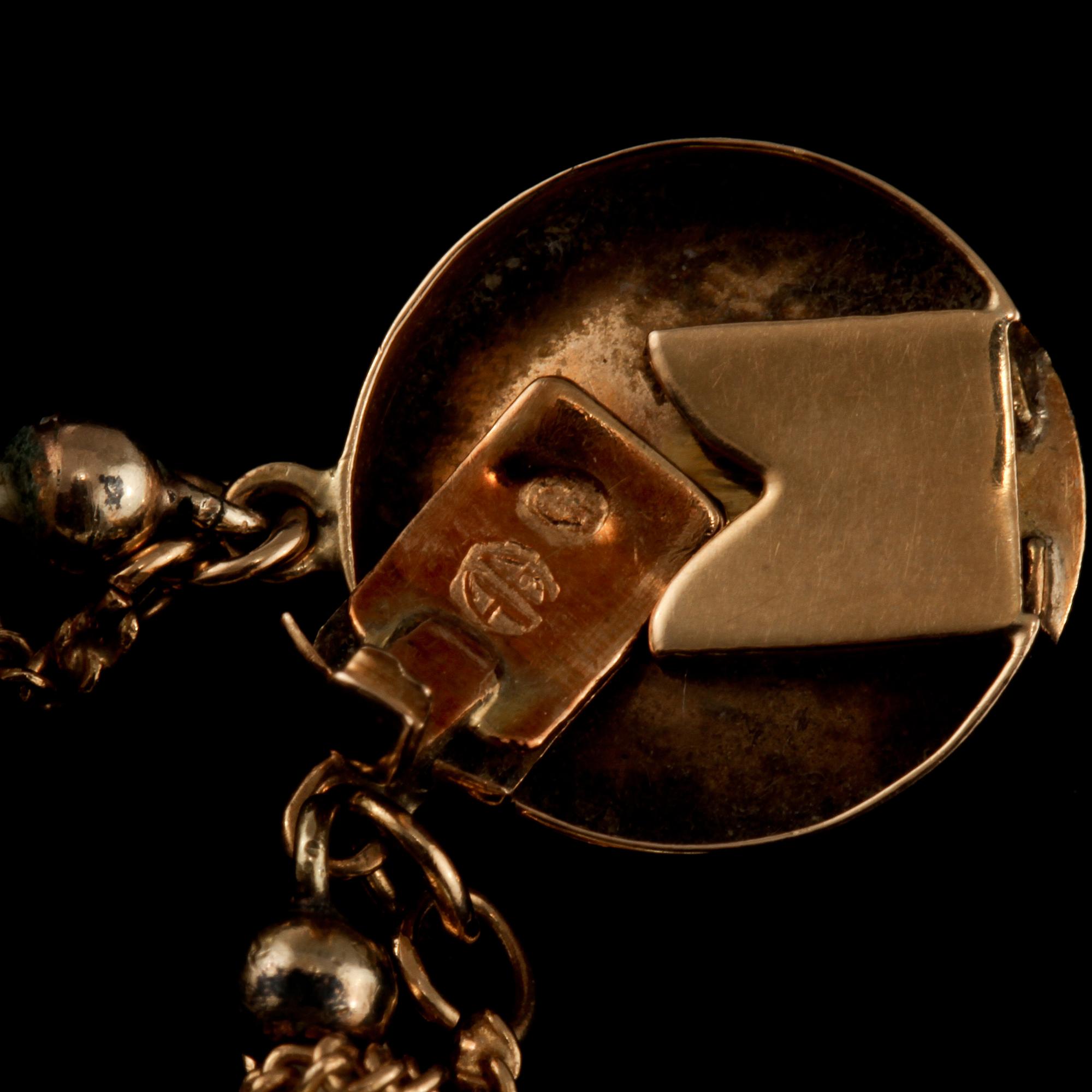COLLIER, odlade pärlor samt lås i 18 k guld med korall, utländska stämplar.