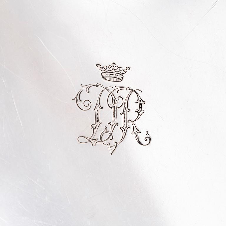 Uppläggningsfat, 4 st, och skålar, 2 st, silver, svenska, danska och finska stämplar 1918-1948, samt försilvrad coaster.