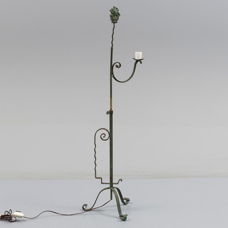 A mid 20th century floor lamp.