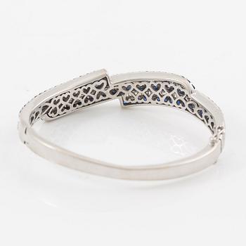 Armring 18K vitguld med baguetteslipade diamanter och blå safirer.