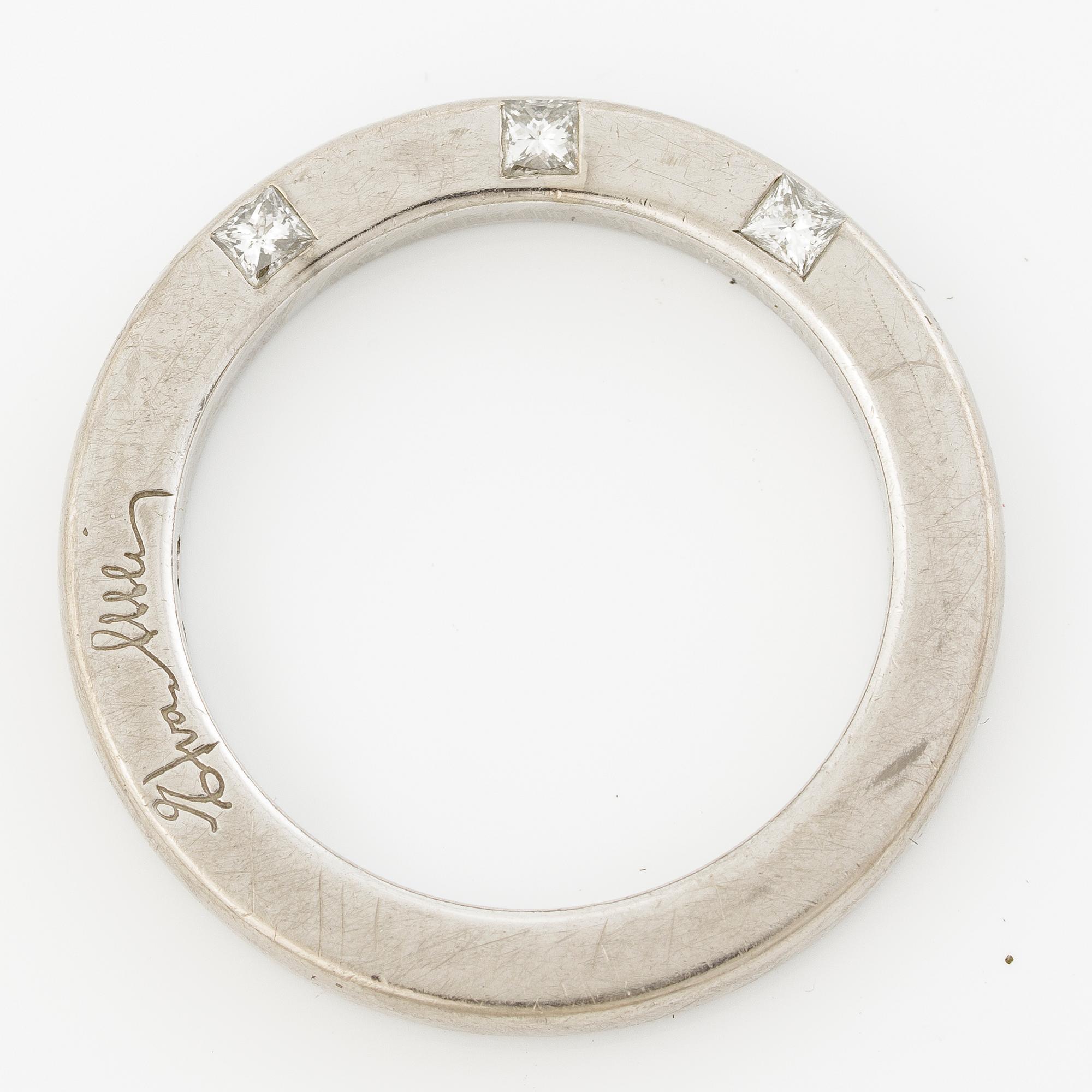 Efva Attling, ring, 'High & I love you on the side' 18K guld med prinsesslipade diamanter.