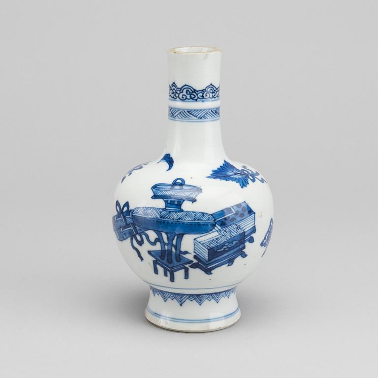 A Chinese porcelain blue and white vase, Kangxi (1662-1722).