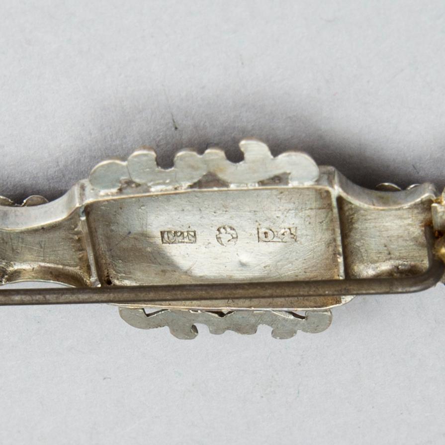 BROSCHER, silver, 2 st, C Thulin, Landskrona, 1844 samt LG Landgren, Enköping, 1867. Tot vikt 13 gram.