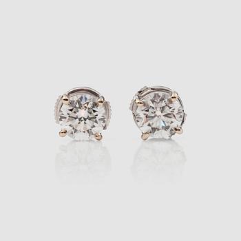 1418. A pair of brilliant-cut diamond solitaire earrings. Total carat weight 2.01 cts.