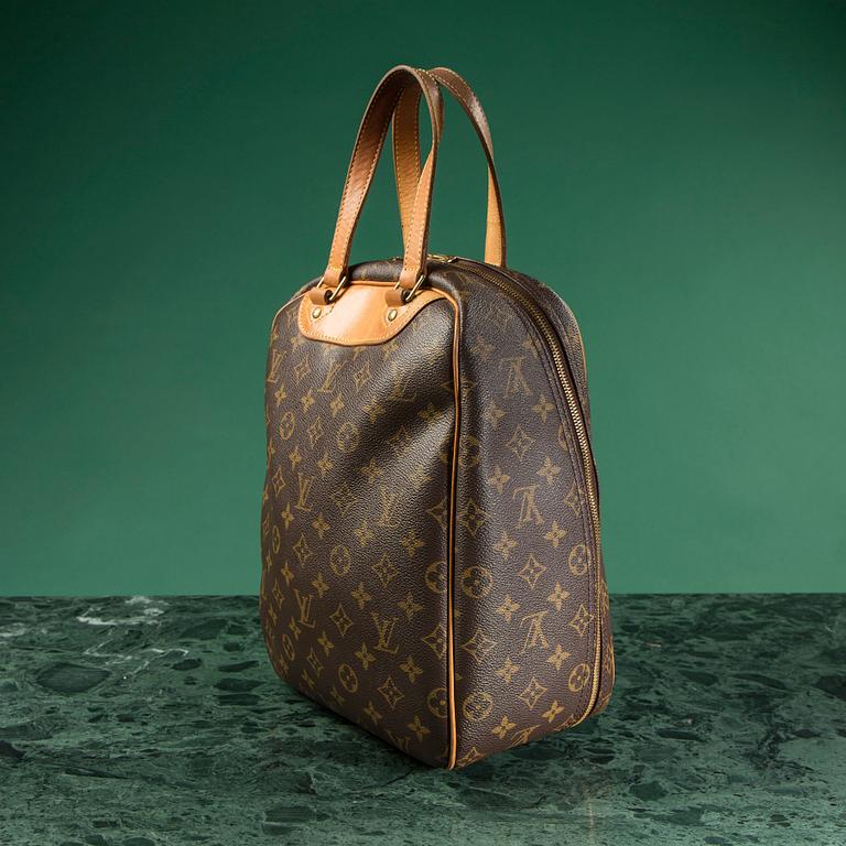 A bag "Excursion" by Louis Vuitton.