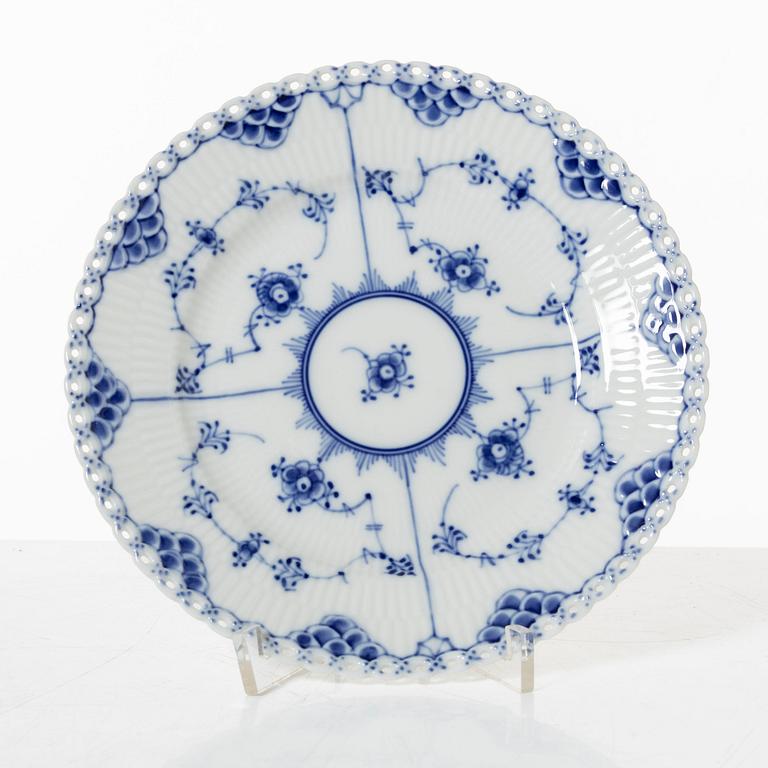 Royal Copenhagen service 49 pieces "Musselmalet", fully decorated in blue.