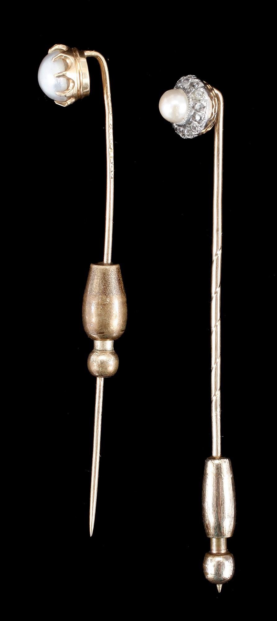 KRAVATTNÅLAR, 2 st, 18 k guld, G Dahlgren, 1900-talets första hälft. Tot vikt ca 3 gram.