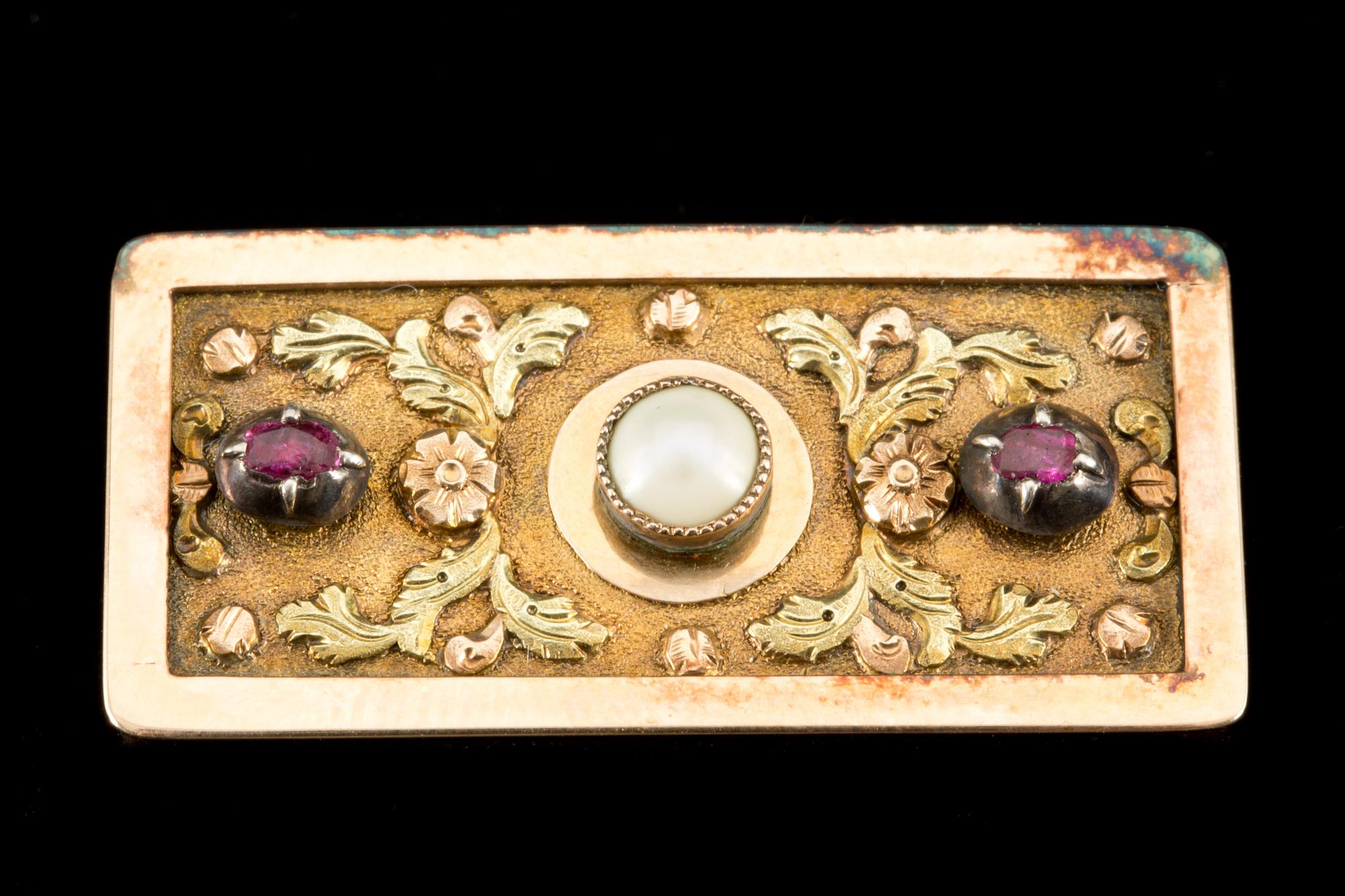 BROSCH, 14 k guld, av collierlås med pärla samt rubiner. Vikt ca 8 g.