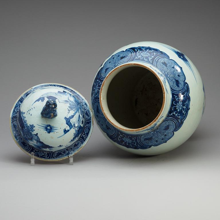 A large blue and white jar with cover, Qing dynasty, Jiaqing (1796-1820).