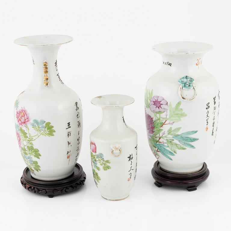 Vaser, tre stycken, porslin. Kina, 1900-tal.