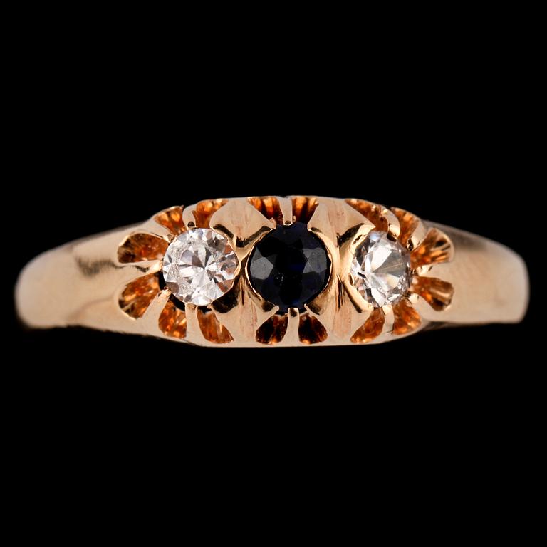 RING, 18k guld med 2 åttkantslipade diamanter samt blå safir, Falköping, 1947. Vikt 3 g.