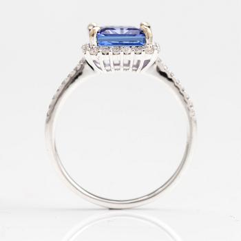 RING, 14K vitguld, tanzanit ca 2.50 ct och briljantslipade diamanter ca 0.25 ct tot.