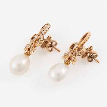 Earrings, a pair, 18K rose gold with cultured freshwater pearls and brilliant-cut diamonds.