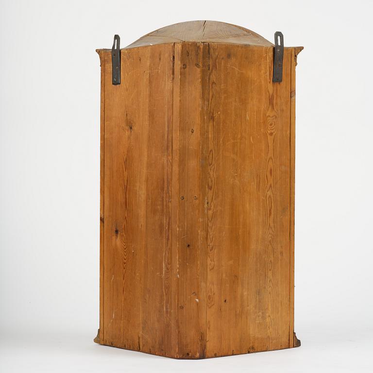 A Swedish late baroqu elm-veneered corner hanging cabinet. first part 18th century.