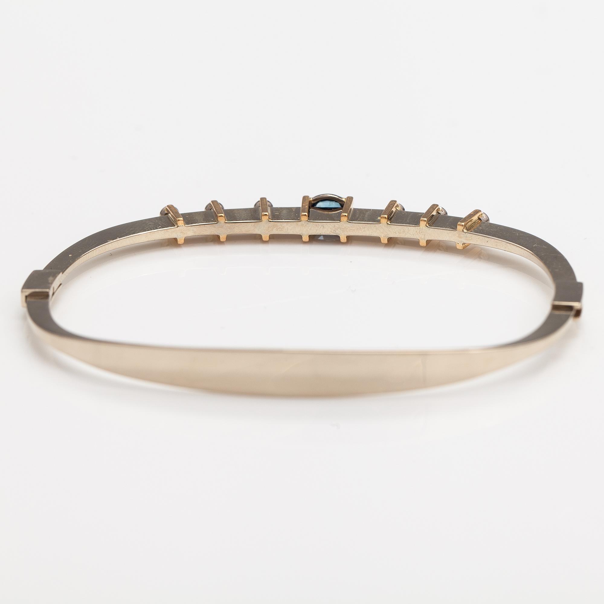 Elis Kauppi, An 18K white and yellow gold bracelet with a sapphire and diamonds. Kupittaan kulta, Turku 1982.