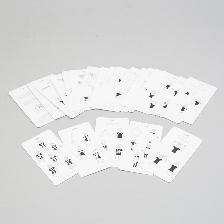 KNOTTING CARDS, "Cartes À Nouer", Hermès. Kort i originaletui med 21 olika sätt att knyta Hermès-scarfar på.