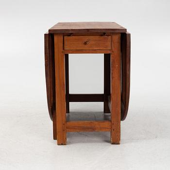 A pinewood gateleg table, 19th Century.