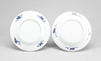 TALLRIKAR, 2 st snarlika, porslin, Kina, Kangxi (1662-1722).