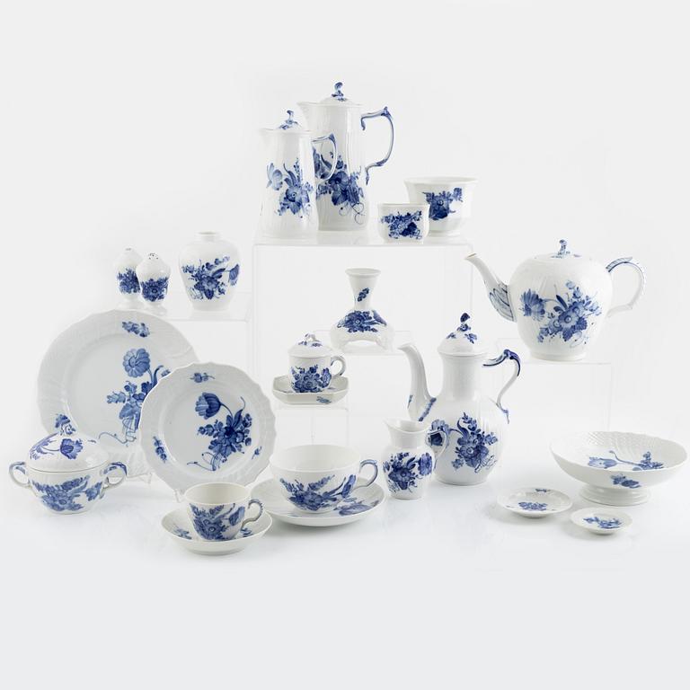 Tea and coffee set, 100 pieces, porcelain, "Blå Blomst", Royal Copenhagen, Denmark.