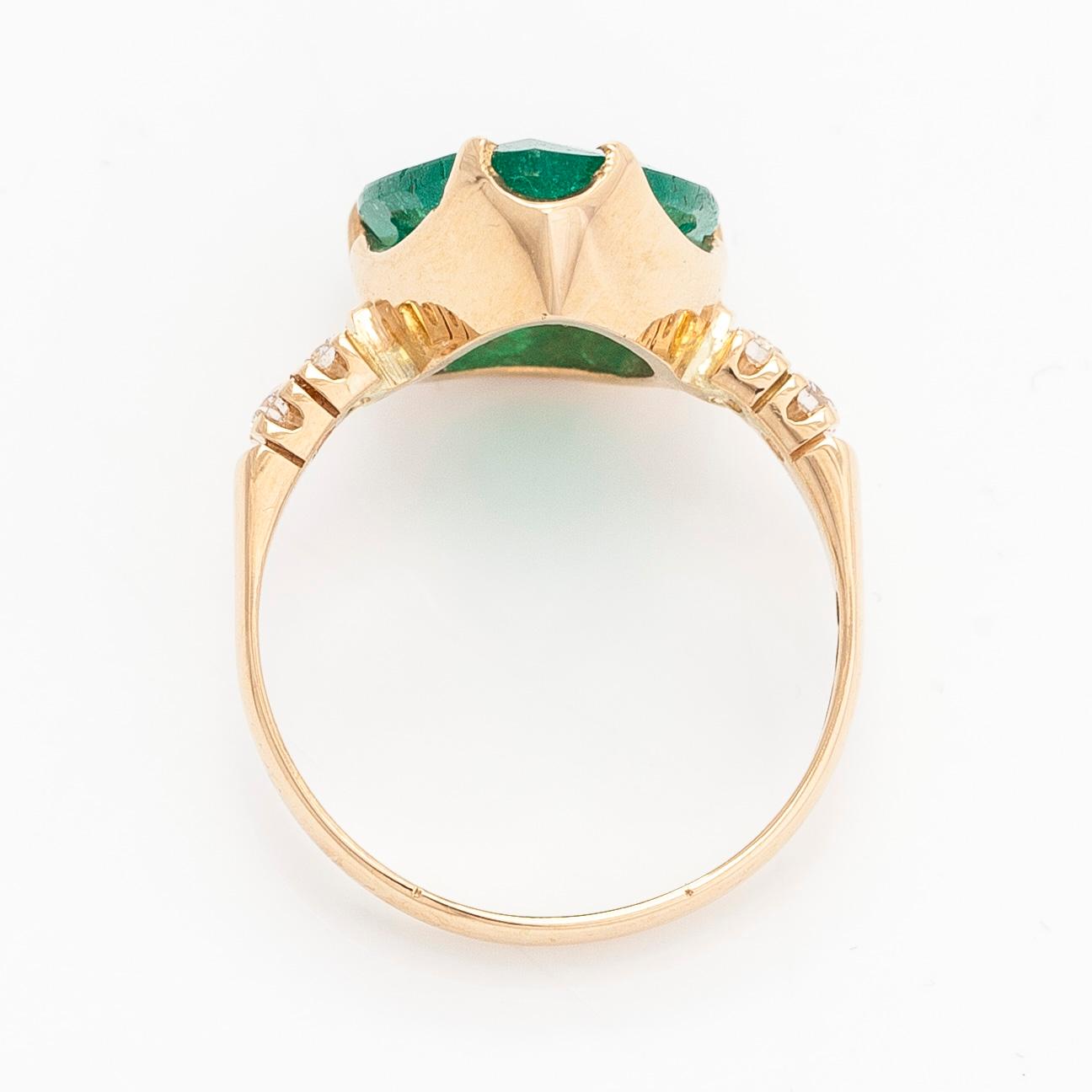 Ring in 18K gold, with a pear-cut emerald and diamonds. With IGI certificate.