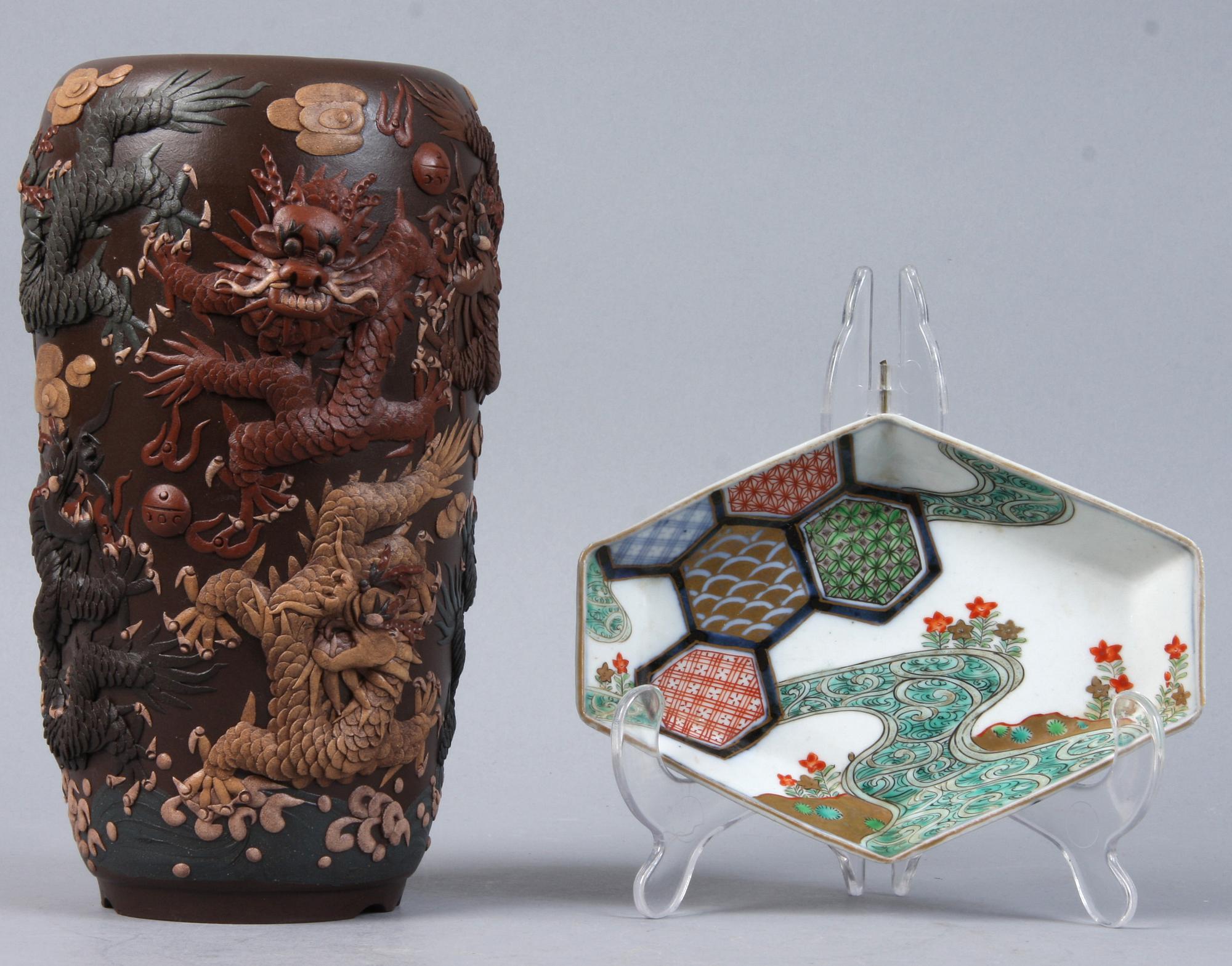 VAS samt FAT, stengods samt porslin, Japan, 1800/1900-tal.