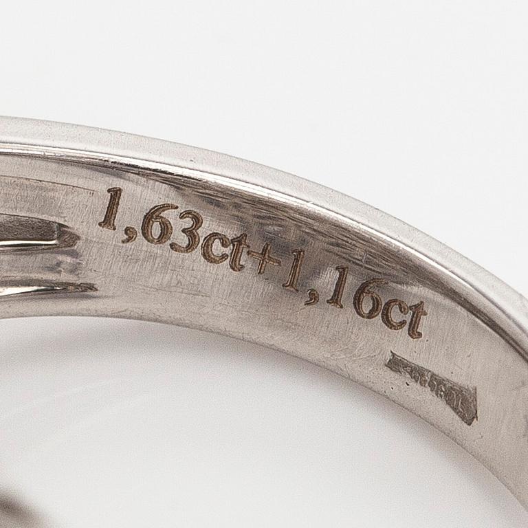 Sormus, briljanttihiotut timantit, keskitimantti 1,63 ct, 18K valkokultaa.