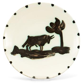 1345. A Pablo Picasso faience dish "Taureau sous l´arbre", Madoura, Vallauris, France 1952.