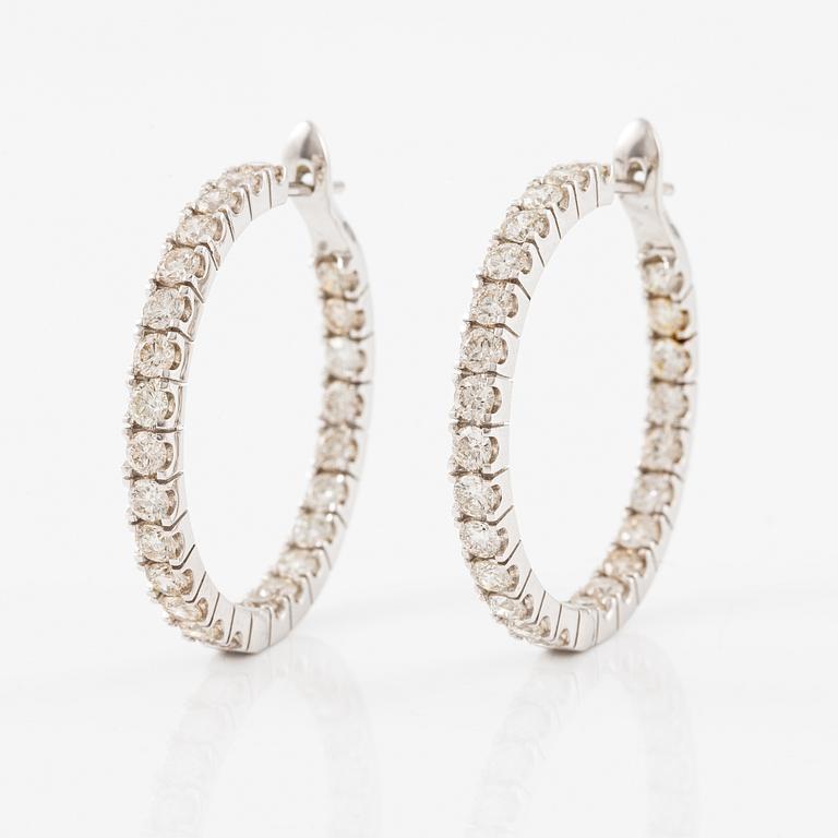 Örhängen, ett par, kreoler 18K vitguld med briljantslipade diamanter.