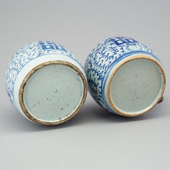 Two Chinese blue and white porcelain ginger jars, late Qing dynasty (1644-1912).