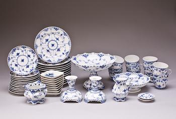 SERVISDELAR, "Musselmalet", 44 delar + 9 askfat, Royal Copenhagen, Danmark.