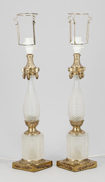 LAMPOR, ett par, gulmetall och glas, empirestil, 1900-talets andra hälft.