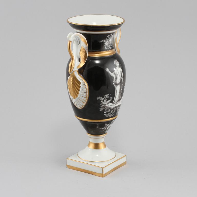 HÄNKELURNA, porslin, sevre liknande märke, omkring 1900-talets mitt.