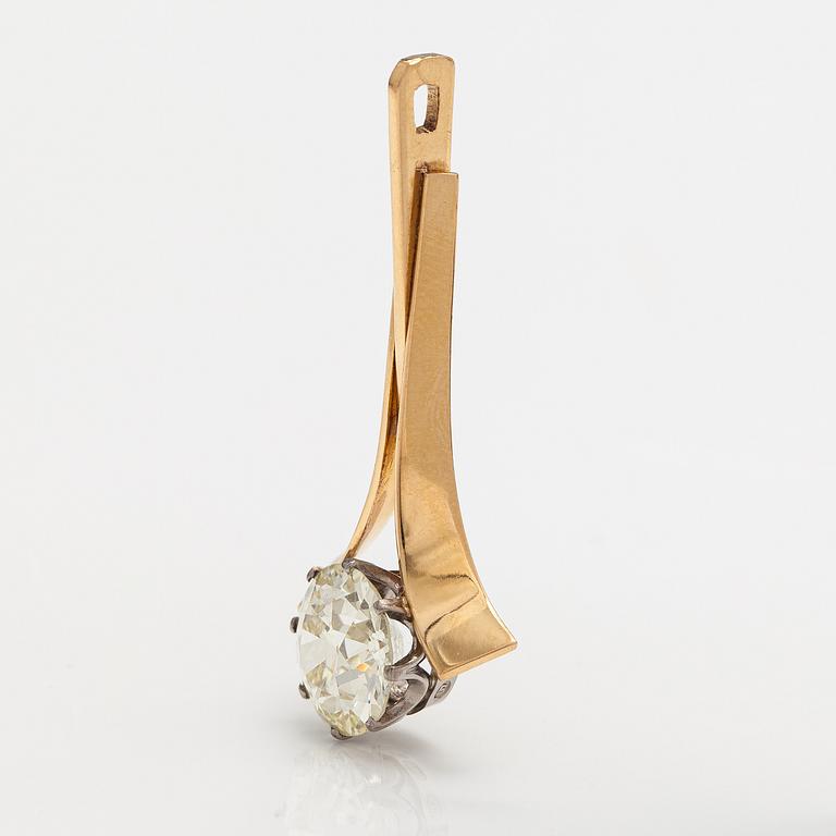 An 18K gold pendant with an old-cut diamond ca. 4.71 ct. Kultakeskus, Hämeenlinna 1973.