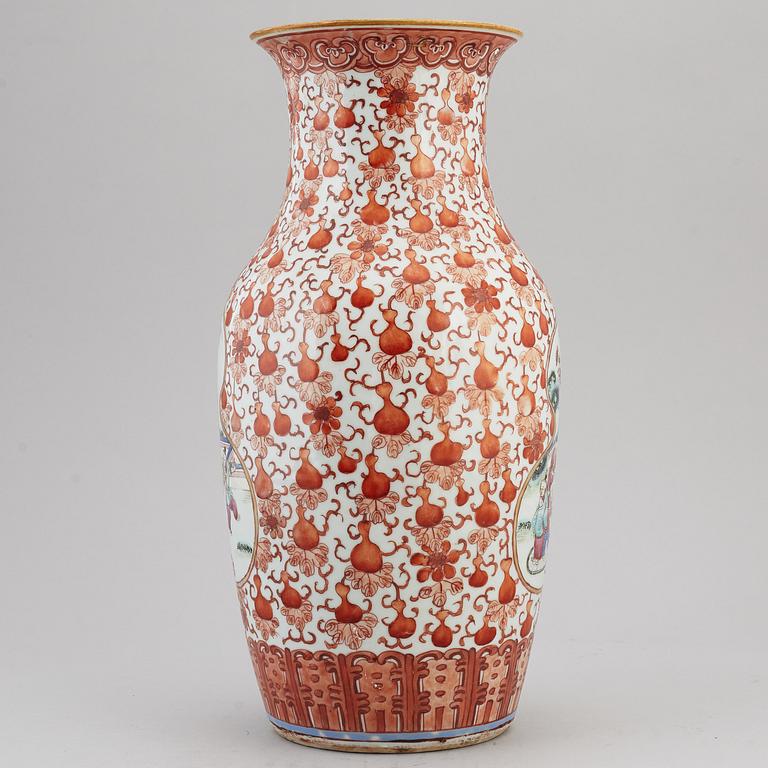 A large famille rose vase, Qing dynasty, late 19th century.