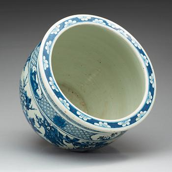 A blue and white Jardiniere/basin, late Qing dynasty.