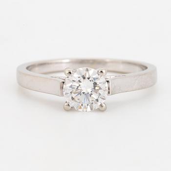 An 18K white gold ring set with a round brilliant-cut diamond.