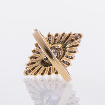 RING, 18K guld, briljantslipade diamanter. Engelska stämplar. Vikt ca 8,2 g.