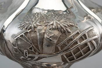 VIINIKANNU, sterling hopeaa. J.E. Terry Lontoo 1840. Korkeus 31 cm, paino 1093 g.