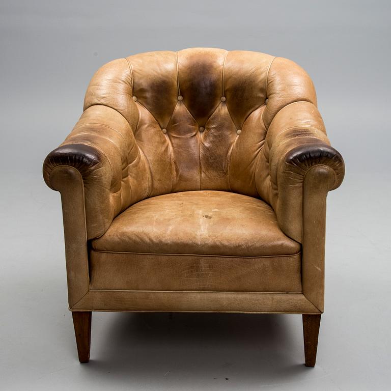 FÅTÖLJ, läderklädd, 1920-30-tal.