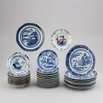 37 blue and white dishes, Qing dynasty, 18th/19th century.