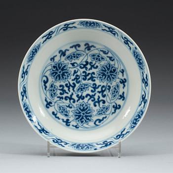 A set of blue and white lotus dishes, Qing dynasty, 19th century with Tongzhis six character mark in underglaze blue.