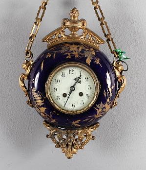 VÄGGPENDYL, porslin, sannolikt Frankrike, omkring år 1900.