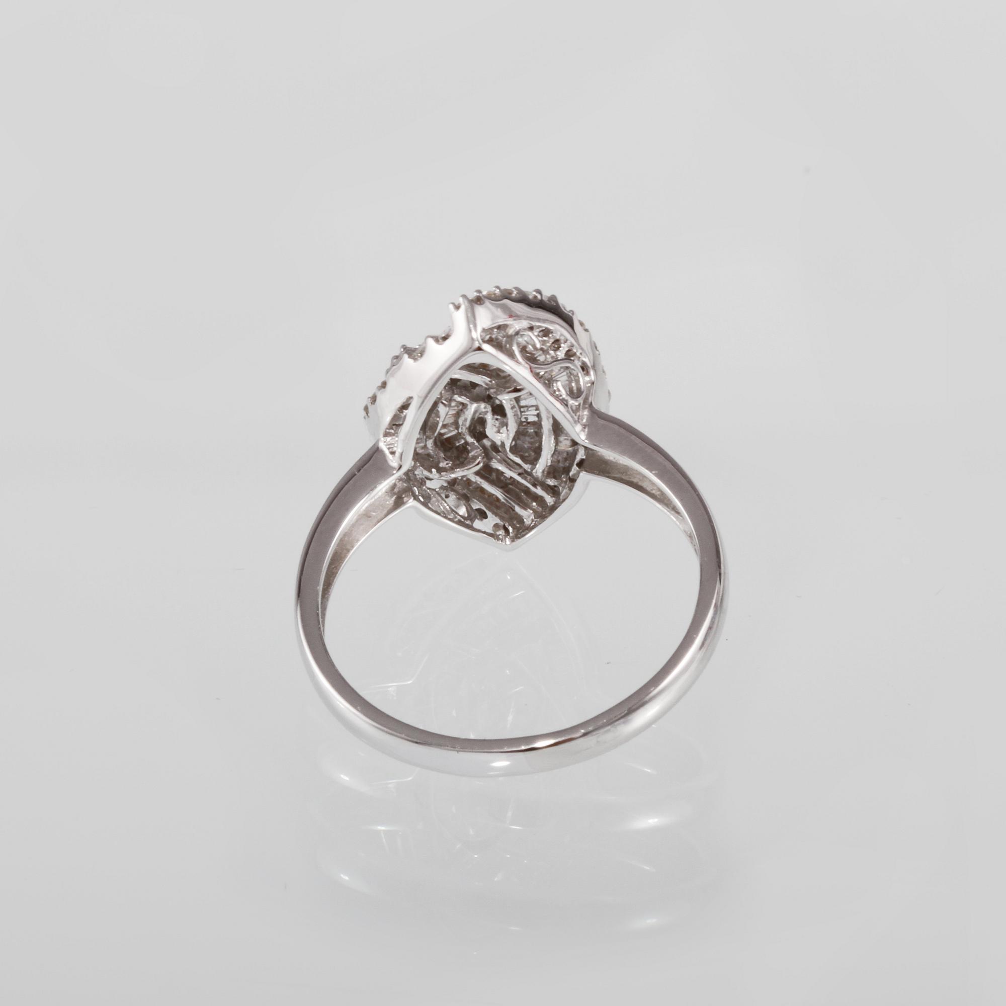 RING, 18k vitguld med briljant och baguettslipade diamanter, 0.41 ct. Vikt 3,0 g.