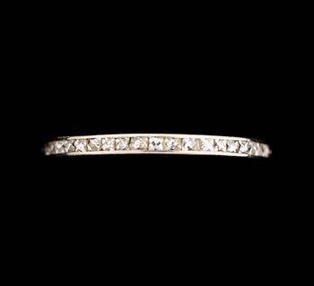 RING, 18 k vitguld med rosenstenar. Thomassons, Stockholm, 1936. Vikt ca 1,5 g.