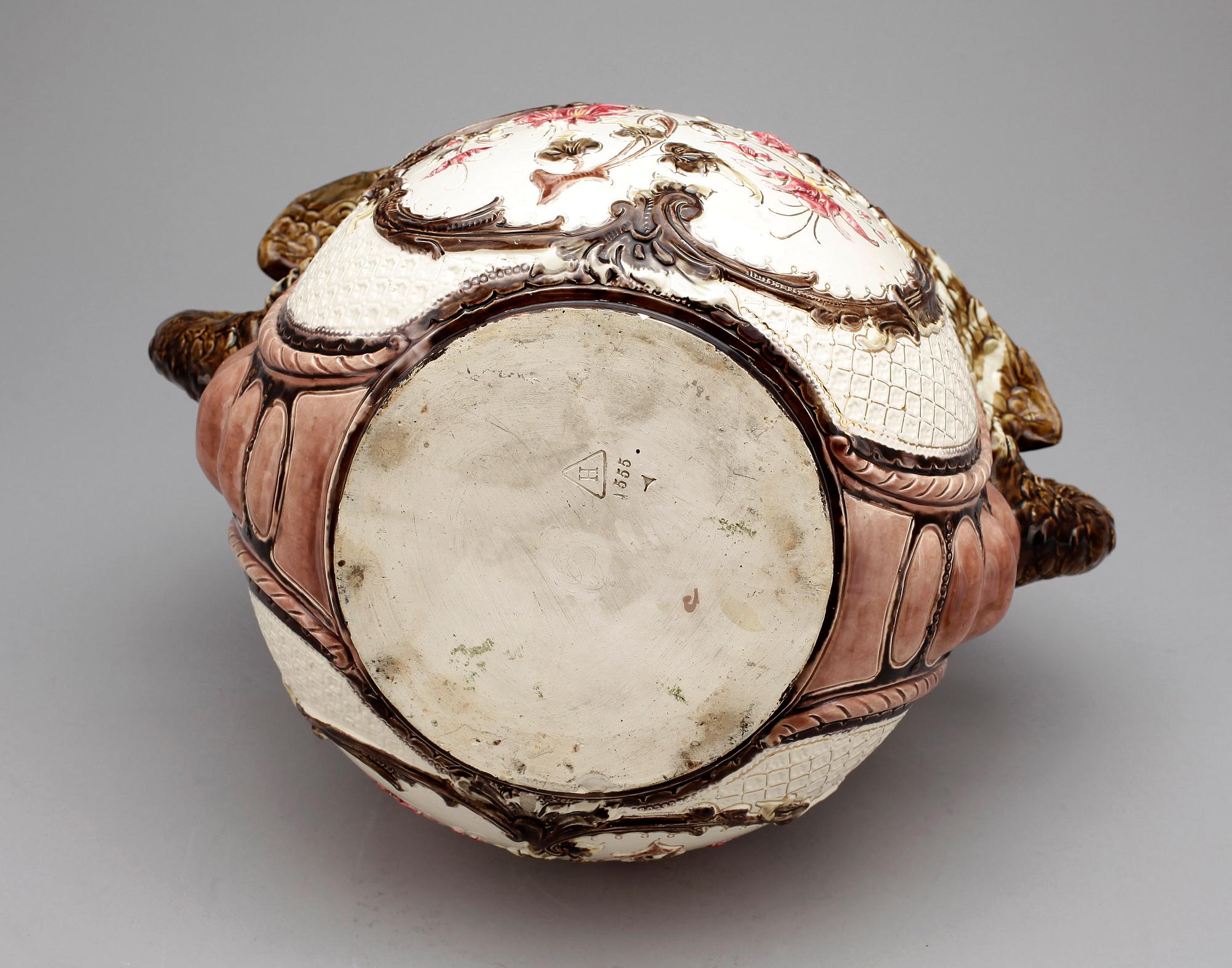 YTTERFODER, majolika. Möjligen Tyskland, 1800-talets slut.