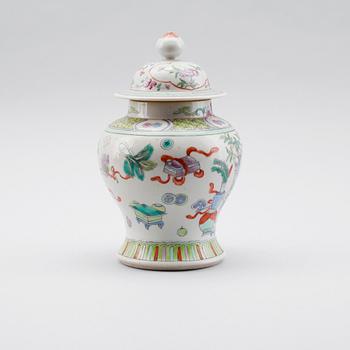 LOCKURNA, porslin, Kina, 1900-tal.